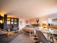 Studio Les Vignes de 32 m² avec lit 160x200 en linge de lin, coin repas et décoration bohème chic au Château Papounan, chambre d’hôtes de charme à Saint-Estèphe, Médoc.